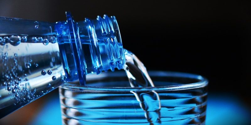 Consumir el agua que requiere tu cuerpo te ayuda a ser feliz
